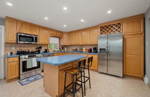 Southeast Yonkers Apartment | 3BR Apt Near Train Balcony Yonkers