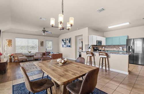 Pioneer Crossing House | 3BR Austin Retreat -King Bed - Office - Home Gym - Sleeps 8 - Near Downtown