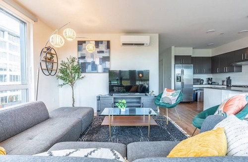 West Bellevue Bed & Breakfast | 3BR | Balcony, Views, Gym | Bellevue | Sophari B