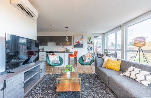 West Bellevue Bed & Breakfast | 3BR | Balcony, Views, Gym | Bellevue | Sophari B