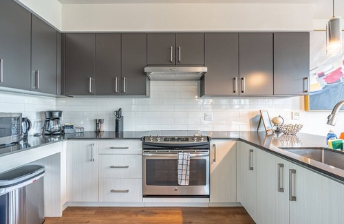 West Bellevue Bed & Breakfast | 3BR | Balcony, Views, Gym | Bellevue | Sophari B