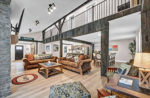Ellicottville House | 3BR Cabin Near Skiing | Hot Tub & Fireplace