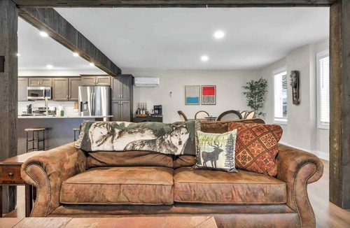 Ellicottville House | 3BR Cabin Near Skiing | Hot Tub & Fireplace