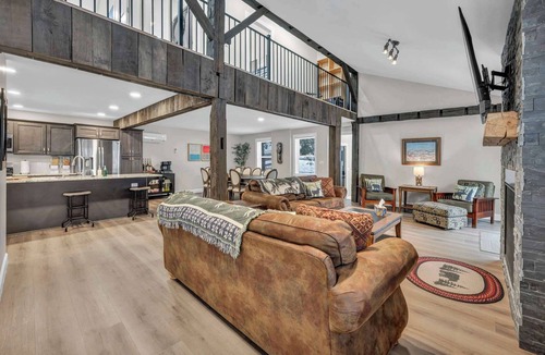 Ellicottville House | 3BR Cabin Near Skiing | Hot Tub & Fireplace
