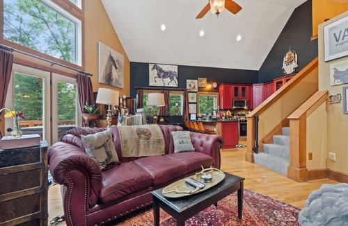 Mount Jackson Cabin | 3BR cabin w/hot tub & outdoor deck