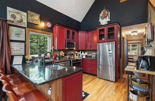 Mount Jackson Cabin | 3BR cabin w/hot tub & outdoor deck