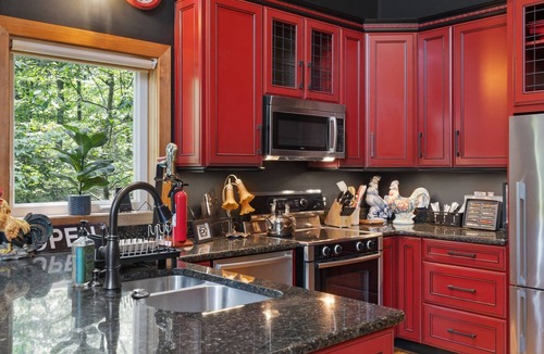 Mount Jackson Cabin | 3BR cabin w/hot tub & outdoor deck