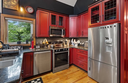 Mount Jackson Cabin | 3BR cabin w/hot tub & outdoor deck