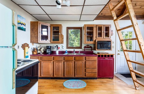 Great Cacapon Cabin | 3BR cabin w/scenic deck and pet-friendly