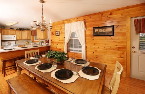 Pigeon Forge Condo | 3BR, Close to Dollywood. Hot tub!