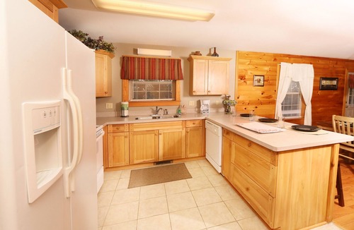 Pigeon Forge Condo | 3BR, Close to Dollywood. Hot tub!