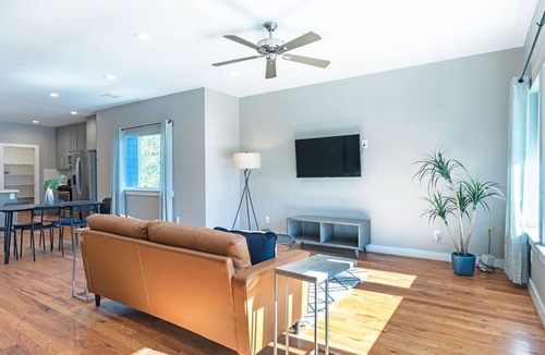 Lawndale/ Wayside House | 3BR Comfy Bungalow 1747! Medical Center, Stadiums! ⭐️⭐️⭐️⭐️⭐️