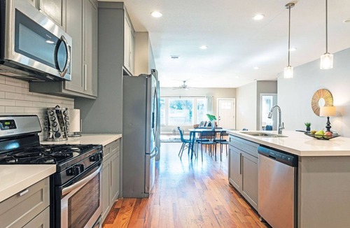 Lawndale/ Wayside House | 3BR Comfy Bungalow 1747! Medical Center, Stadiums! ⭐️⭐️⭐️⭐️⭐️