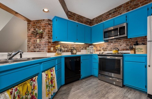 Table Rock Condo | 3BR Condo Sleeps 10 | 2 Living Rooms | Pool
