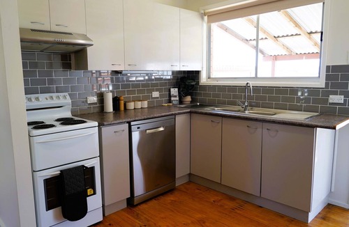 Denman House | 3BR Contractor Friendly Home - Weekly Stays Denman