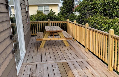 Emerald Isle House | 3BR Cottage – 3rd Row – Screened Porch & Outdoor Shower