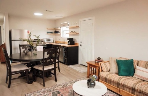 Clarksville Apartment | 3BR Cottage Off Main - Downtown - Fast Wifi - 25 Min to ANO, I-40 2 Min,