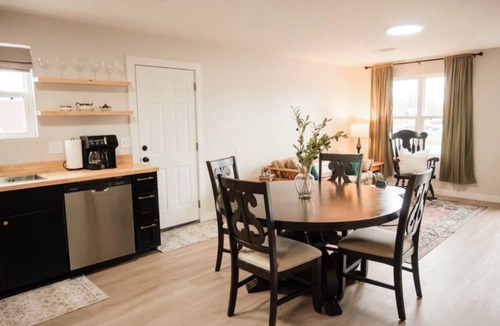 Clarksville Apartment | 3BR Cottage Off Main - Downtown - Fast Wifi - 25 Min to ANO, I-40 2 Min,