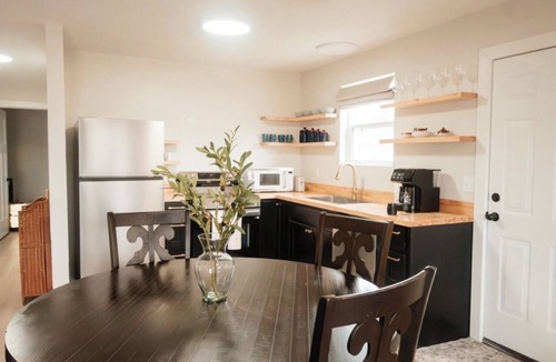 Clarksville Apartment | 3BR Cottage Off Main - Downtown - Fast Wifi - 25 Min to ANO, I-40 2 Min,