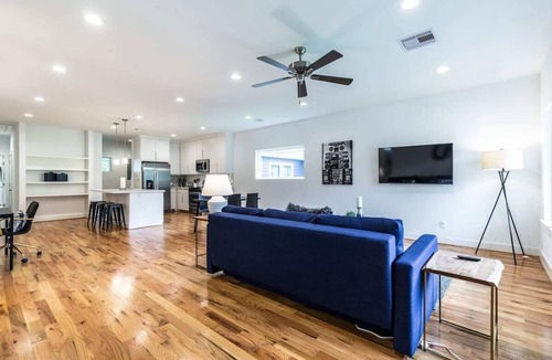 Greater East End House | 3BR Cozy Bungalow 1749! Medical Center, Stadiums!
