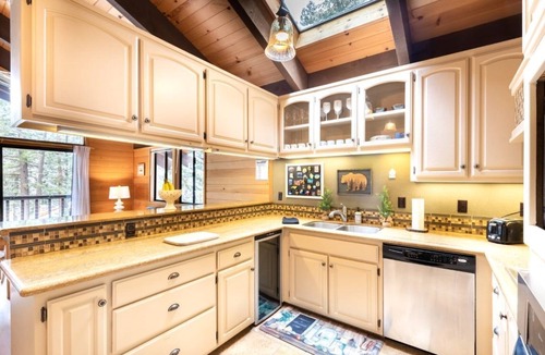 Truckee Hotel | 3BR+ Den Home w/Deck & Fireplace | Shuttle + Pool