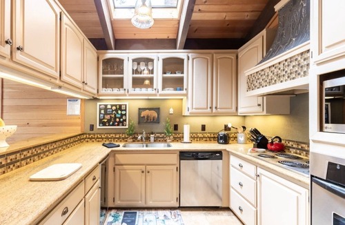 Truckee Hotel | 3BR+ Den Home w/Deck & Fireplace | Shuttle + Pool