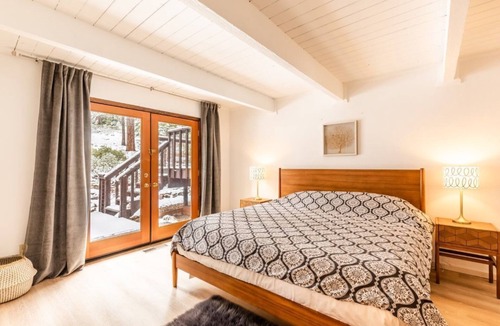 Truckee Hotel | 3BR+ Den Home w/Deck & Fireplace | Shuttle + Pool