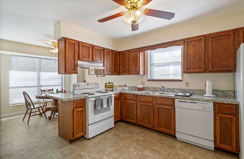 Southside House | 3BR Dog-Friendly Home w/Fenced Yard Near River & Golf