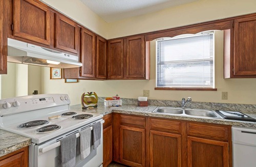 Southside House | 3BR Dog-Friendly Home w/Fenced Yard Near River & Golf