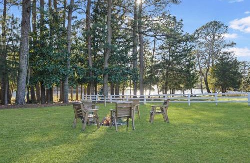 Locustville House | 3BR Farmhouse with Porch Fire Pit Horseshoe Pit