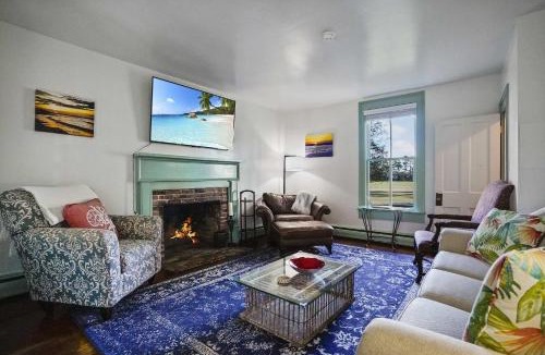Locustville House | 3BR Farmhouse with Porch Fire Pit Horseshoe Pit