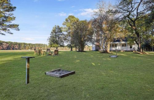 Locustville House | 3BR Farmhouse with Porch Fire Pit Horseshoe Pit