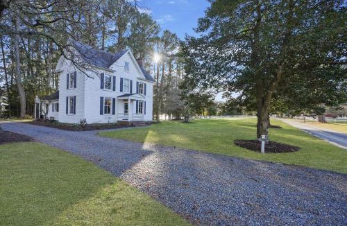 Locustville House | 3BR Farmhouse with Porch Fire Pit Horseshoe Pit