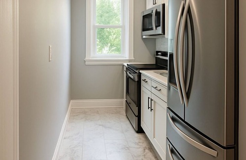 Manchester House | 3BR Fire Pit Near Hospitals & Arena Sleeps 6+ Full Kitchen & Parking