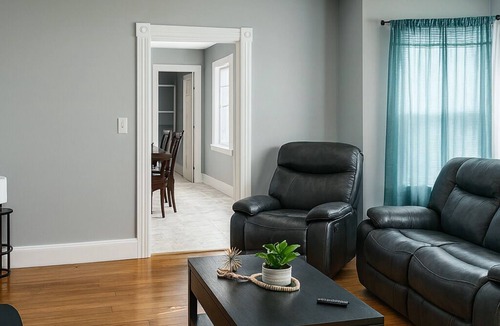 Manchester House | 3BR Fire Pit Near Hospitals & Arena Sleeps 6+ Full Kitchen & Parking