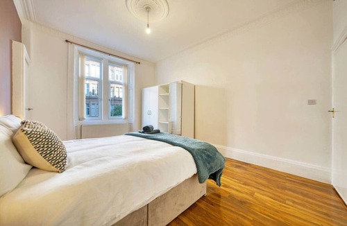 North West House | 3BR Flat Sleeps 6 West End Sights + Driveway