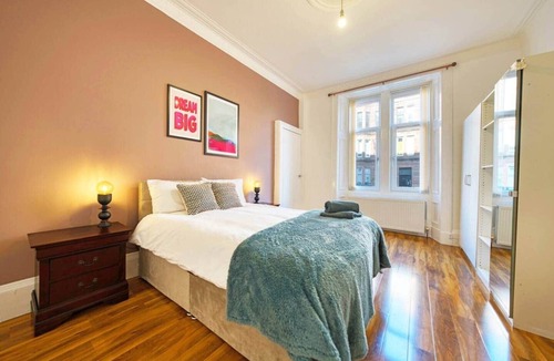 North West House | 3BR Flat Sleeps 6 West End Sights + Driveway