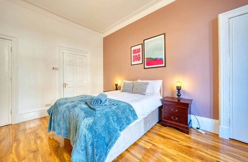 North West House | 3BR Flat Sleeps 6 West End Sights + Driveway