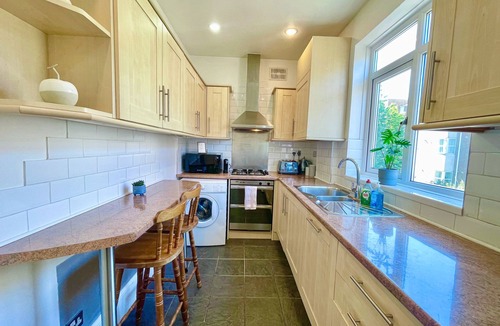 Hammersmith and Fulham Apartment | 3BR flat w. Rooftop Terrace in Central Hammersmith