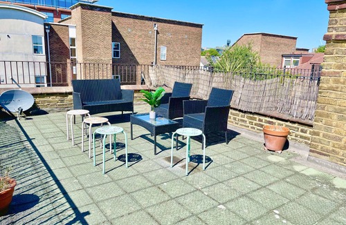 Hammersmith and Fulham Apartment | 3BR flat w. Rooftop Terrace in Central Hammersmith