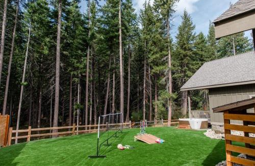 Ronald House | 3BR Forest Cabin, Hot Tub, Game Room, Big Backyard