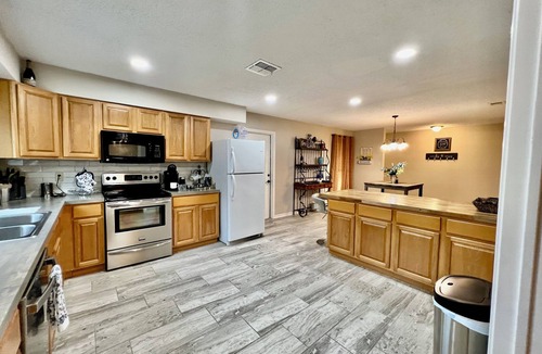 North San Antonio - SAT House | 3BR Furnished Retreat w/Yard, BBQ & Fast Wi-Fi – San Antonio
