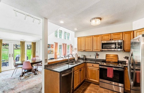 Quechee Condo | 3BR, Gorgeous Golf Course Views! | Coach Road 11B