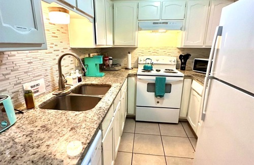 West Arlington House | 3BR Group Home | Sleeps 11 | Best Rentals Near AT&T Stadium | 6-Car Driveway