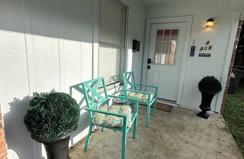 West Arlington House | 3BR Group Home | Sleeps 11 | Best Rentals Near AT&T Stadium | 6-Car Driveway