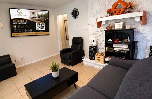 West Arlington House | 3BR Group Home | Sleeps 11 | Best Rentals Near AT&T Stadium | 6-Car Driveway