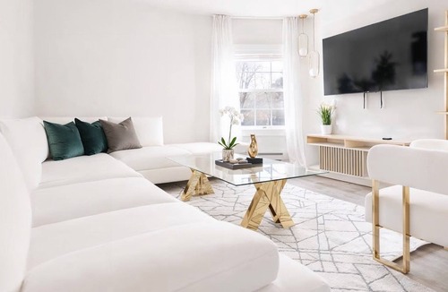 White Plains House | 3BR Home 2 Bathrooms Free Parking Near NYC Perfect for Groups