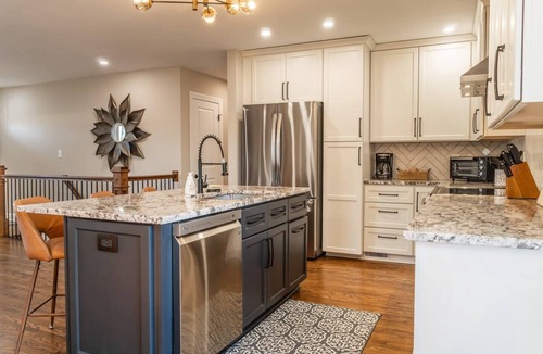 Hayfield Dundee House | 3BR Home Near EVERYTHING | King Beds | Game Room