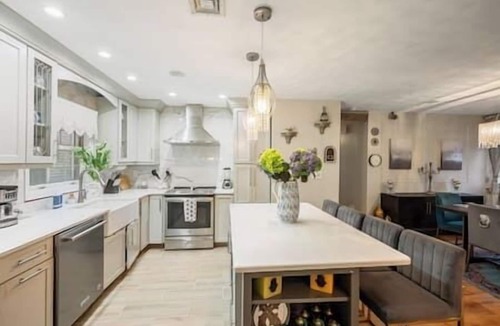 Revere House | 3BR Home ♥ Pet-Friendly | Parking | FIFA 2026