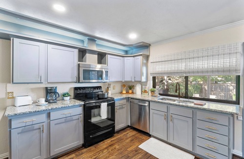 The Colony House | 3BR Home Sleeps 6-8 + Near FIFA & Universal Studios + Game Room + Fire Pit